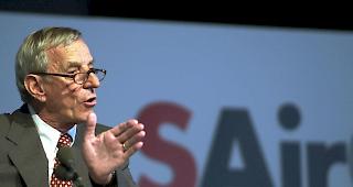 <b>Vor dem Grounding.</b> Hannes Goetz, abtretender Verwaltungsratspr&auml;sident der SAir Group, referiert im April 2000 anl&auml;sslich der Generalversammlung in Kloten.