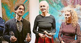 Keine Grenzen f&uuml;r Gedanken. K&uuml;nstler Lucas Davis, Kuratorin Dr. Martina Kral und K&uuml;nstlerin Hanna Mare anl&auml;sslich der Vernissage in der Art Gallery.Foto mengis media