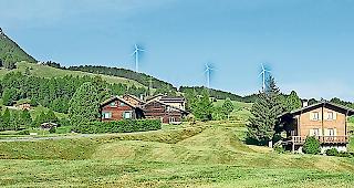 R&auml;der im Wind. Die Windr&auml;der d&uuml;rften nicht nur oberhalb der Senggalp, sondern auch vom Talgrund aus gut sichtbar sein.Fotomontage zvg