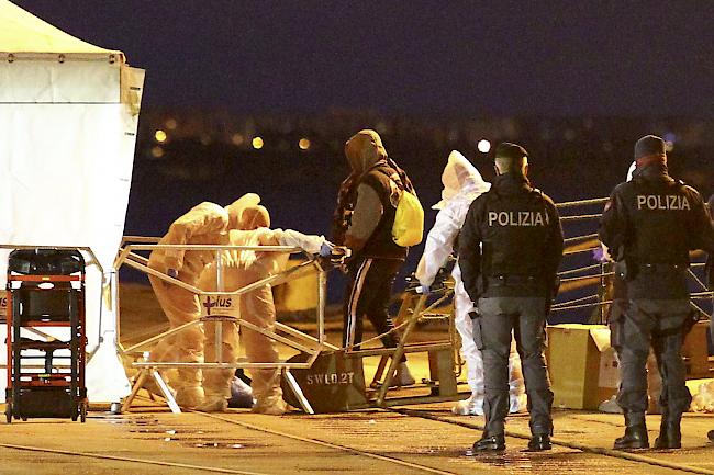 Migranten erreichen den süditalienischen Hafen Taranto. 