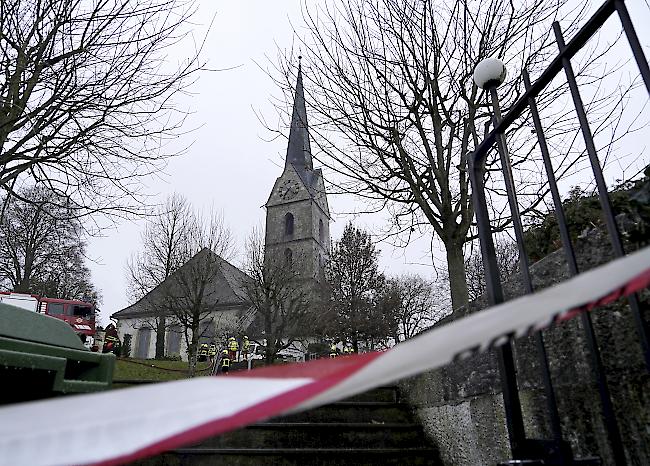 Die Feuerwehr bei den Loescharbeiten eines Brandes im Kirchturm der reformierten Kirche von Herzogenbuchsee.