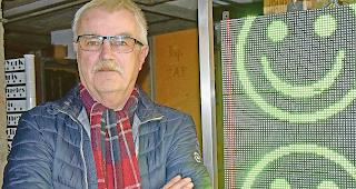 Im Gegensatz zu seinen Emojis ist Alfred Kalbermatter das Lachen vergangen: Er ist &uuml;berzeugt, dass die Beh&ouml;rden f&uuml;r das Aufstellen von Werbetafeln ungleiche Spiesse anwenden.