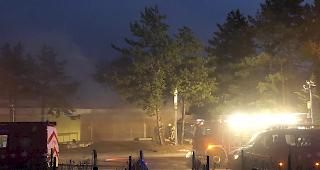 Einsatzkr&auml;fte l&ouml;schen die Flammen im ehemaligen &laquo;Locanda&raquo; zwischen Salgesch und Siders.