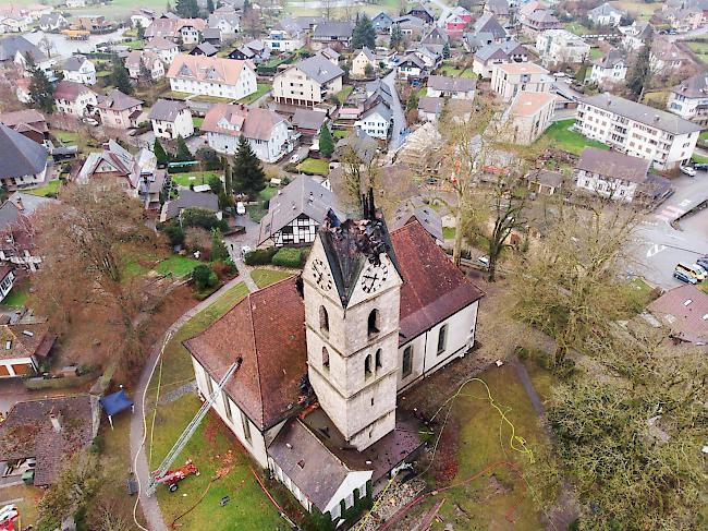 Über achtzig Angehörige von mehreren Feuerwehren waren am Dienstagmorgen ausgerückt, um den Brand im Turm der reformierten Kirche zu löschen. 