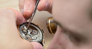 Mit aufmerksamen Augen verfolgt die Branche derzeit, wie sich die Schere zwischen Uhren des mittleren und des hochpreisigen Segmentes &ouml;ffnet. W&auml;hrend das Gesch&auml;ft mit teuren Uhren floriert, ist der Preisdruck beim mittleren Segment deutlich sp&uuml;rbar.