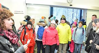 An die 50 Personen waren am Samstag in Saas-Fee auf den Spuren von Wham!...