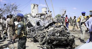 Bei einem Anschlag in Somalias Hauptstadt Mogadischu sind fast 100 Menschen get&ouml;tet worden. Ein Lastwagen war vor einem ehemaligen Kontrollpunkt explodiert.