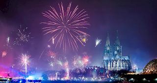 Feuerwerk am Rhein &uuml;ber dem K&ouml;lner Dom.