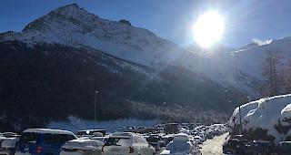 Die Tourismusstation Saas-Fee ist stark frequentiert. S&auml;mtliche 2800 Parkpl&auml;tze sind belegt.