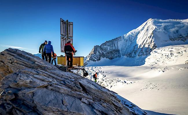 In Zusammenarbeit mit Air Zermatt ist am Montag im Auftrag des Kantons Wallis am Fuss des Brunegghorns eine Radaranlage von Geopraevent zur Überwachung des Hängegletschers Ost unterhalb des Gipfels des Weisshorn (4506 m ü. M.) installiert worden. Laut Einschätzung von Gletscherexperten droht der Hängegletscher abzubrechen.