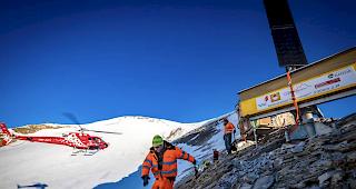 In Zusammenarbeit mit Air Zermatt ist am Montag im Auftrag des Kantons Wallis am Fuss des Brunegghorns eine Radaranlage von Geopraevent zur &Uuml;berwachung des H&auml;ngegletschers Ost unterhalb des Gipfels des Weisshorn (4506 m &uuml;. M.) installiert worden. Laut Einsch&auml;tzung von Gletscherexperten droht der H&auml;ngegletscher abzubrechen.