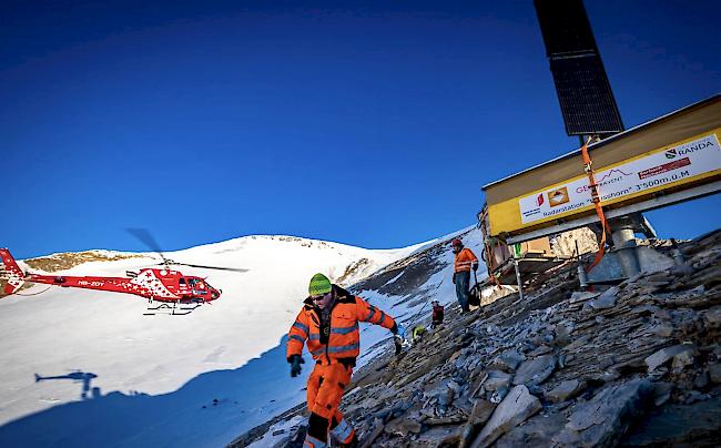 In Zusammenarbeit mit Air Zermatt ist am Montag im Auftrag des Kantons Wallis am Fuss des Brunegghorns eine Radaranlage von Geopraevent zur Überwachung des Hängegletschers Ost unterhalb des Gipfels des Weisshorn (4506 m ü. M.) installiert worden. Laut Einschätzung von Gletscherexperten droht der Hängegletscher abzubrechen.