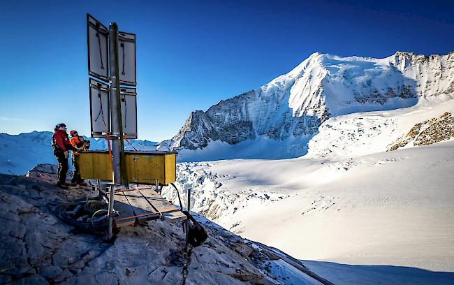 In Zusammenarbeit mit Air Zermatt ist am Montag im Auftrag des Kantons Wallis am Fuss des Brunegghorns eine Radaranlage von Geopraevent zur Überwachung des Hängegletschers Ost unterhalb des Gipfels des Weisshorn (4506 m ü. M.) installiert worden. Laut Einschätzung von Gletscherexperten droht der Hängegletscher abzubrechen.