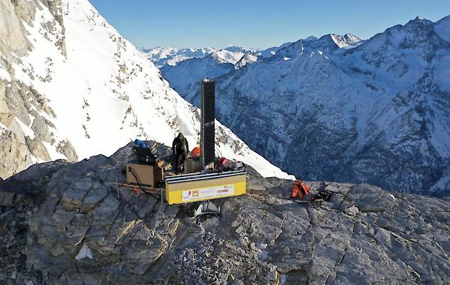 In Zusammenarbeit mit Air Zermatt ist am Montag im Auftrag des Kantons Wallis am Fuss des Brunegghorns eine Radaranlage von Geopraevent zur Überwachung des Hängegletschers Ost unterhalb des Gipfels des Weisshorn (4506 m ü. M.) installiert worden. Laut Einschätzung von Gletscherexperten droht der Hängegletscher abzubrechen.