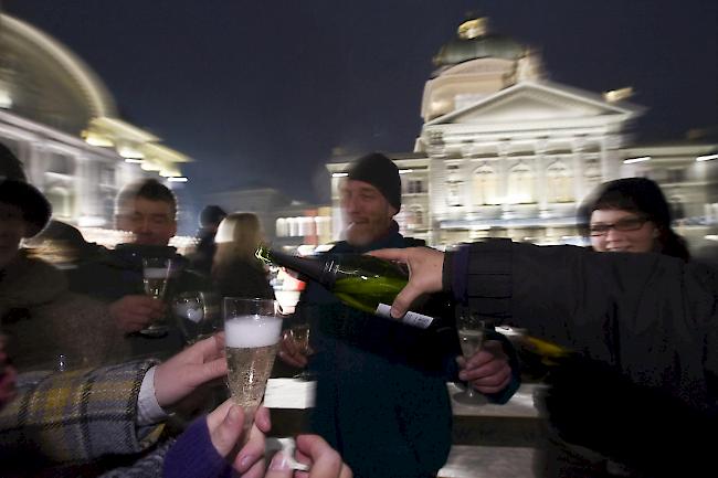 Prosit Neujahr: 2020 wartet mit zahlreichen Gesetzesänderungen auf, über die nicht alle erfreut sein werden. (Archivbild)