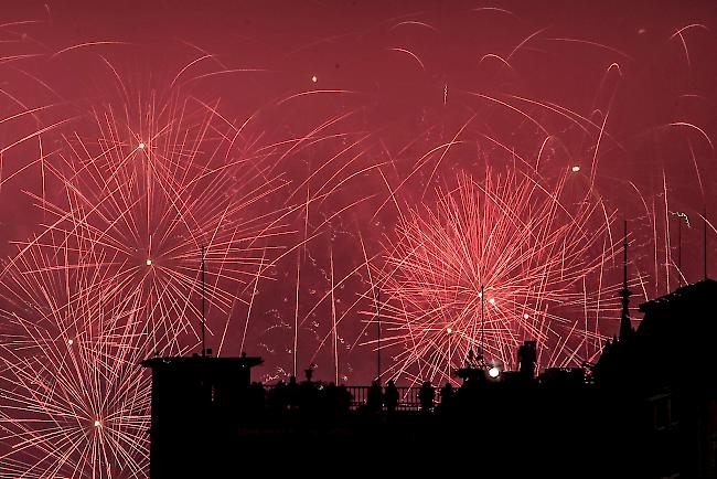 Feuerwerk über der Stadt Zürich.