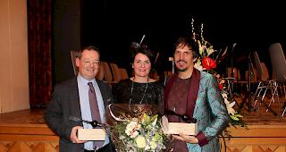 <b>Die Laureaten.</b> Ephraim Salzmann und Regula Ritler erhalten von Gemeindepr&auml;sident Franz Ruppen den Natischer Kulturpreis &uuml;berreicht.