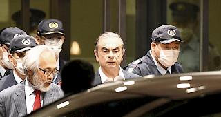 Ghosn (Mitte) steht in Japan wegen Untreue und finanziellen Fehlverhaltens beim japanischen Renault-Partner Nissan unter Anklage.