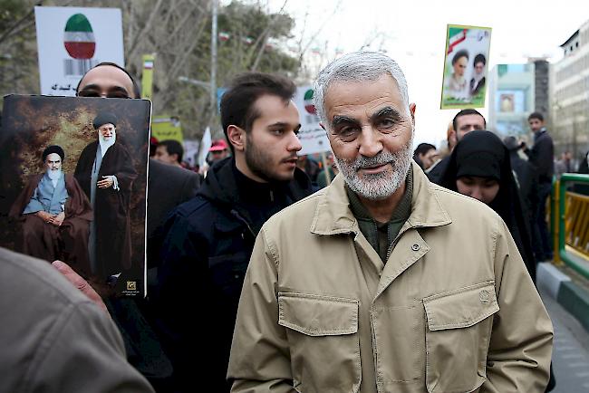 Qassem Soleimani war ein iranischer Generalmajor. Er war Kommandeur einer Division der iranischen Revolutionsgarde, die Spezialeinsätze ausserhalb des Iran durchführt.