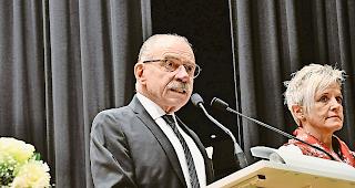 Ansprache. Stadtpr&auml;sident Louis Ursprung gibt seinen Entscheid bekannt.Foto Mengis Media
