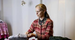 Wertigkeit beachten. Gabriella Pacozzi pflegt einen sorgf&auml;ltigen Umgang mit Kleidern. 