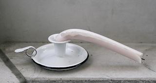 Die beiden Bewohner der vom Brand betroffenen Wohnung wurden zur weiteren Kontrolle in ein Spital gebracht. (Symbolbild)