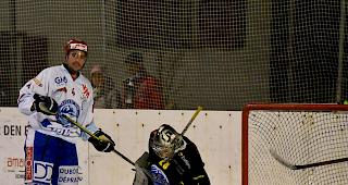 Saastal-H&uuml;terin Sophie Anthamatten h&auml;lt gegen Vall&eacute;e-de-Joux-St&uuml;rmer Vincent Le Coultre.