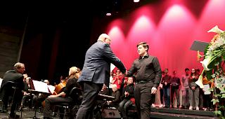 Gemeindepr&auml;sident Niklaus Furger &uuml;bergab den Jungb&uuml;rgern des Jahrgangs 2002 ihren Jungb&uuml;rgerbrief.