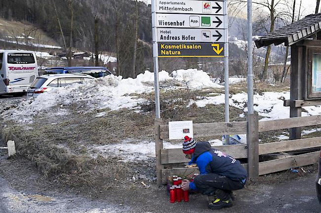 In Luttach kamen bis zum späten Sonntagabend Menschen an den Unglücksort und stellten Grablichter auf.