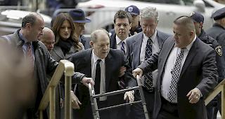 Das Strafverfahren gegen den Filmmogul beginnt: Harvey Weinstein kommt am New Yorker Gericht an.