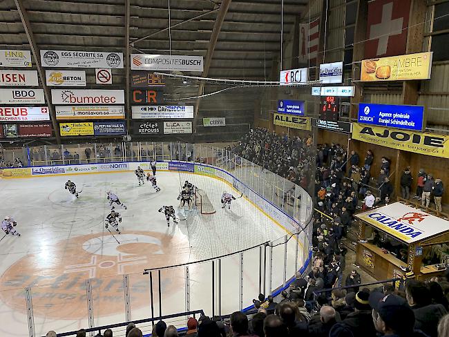 1700 Fans beim Visper Gastspiel am Dienstagabend in der Ajoie.