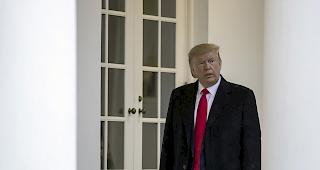 Am Samstag hatte Trump noch gewarnt, jeder iranische Angriff auf US-B&uuml;rger oder amerikanische Einrichtungen werde hart erwidert werden. Nun reagiert er vorl&auml;ufig ruhig.