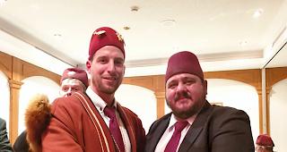 Stabs&uuml;bergabe. Der neue Grossvezier des Briger T&uuml;rkenbundes heisst Patrick Hischier (links). Er tritt die Nachfolge von Thomas Bregy an.