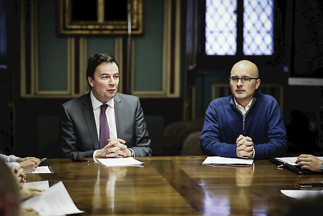 <b>Die Köpfe hinter dem Projekt.</b> «demoscan»-Leiter Nenad Stojanović und der Sittener Stadtpräsident Philippe Varone (von rechts), der sich auf das Projekt eingelassen hat.