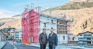 Umbau. Die Stadtr&auml;te Patrick Amoos (Bildung), links, und Mathias Bellwald (Infrastruktur) beim alten Schulhaus in Glis: Hier entstehen die neuen Kinderg&auml;rten.