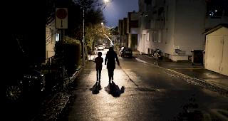 Nachts im Dunkeln unterwegs: Wie sicher sind virtuelle Begleiter?