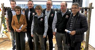 Der Vorstand des Oberwalliser WAS-Verbands mit Pr&auml;sident Fabian Schwery (zweiter von rechts), dem neuen Ehrenmitglied Rosmarie Ritz (vorne links), sowie Hermann Imhof, abtretendes Vorstandsmitglied des Schweizerischen Schafzuchtverbands (rechts).