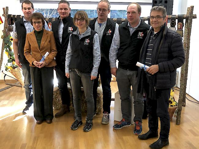 Der Vorstand des Oberwalliser WAS-Verbands mit Präsident Fabian Schwery (zweiter von rechts), dem neuen Ehrenmitglied Rosmarie Ritz (vorne links), sowie Hermann Imhof, abtretendes Vorstandsmitglied des Schweizerischen Schafzuchtverbands (rechts).