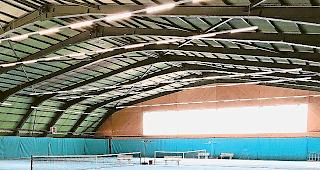 Hergerichtet. Rund 100&thinsp;000 Franken kostete die Sanierung der Visper Tennishalle. Teurer waren die Aussenpl&auml;tze.Foto zvg