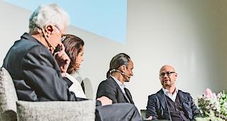 M&ouml;gliche Wege aus der Krise. Moderator Adrian Arnold diskutiert mit den Auslandskorrespondenten Pascal Weber (rechts)  und Werner van Gent (links) sowie mit der Swiss4Syria-Gesch&auml;ftsf&uuml;hrerin Jessica Mor-Camenzind &uuml;ber das Kriegselend  im Nahen und Mittleren Osten.