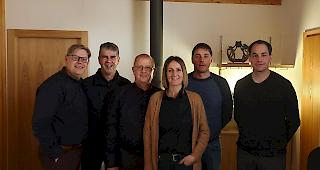 Daniel Garbely (zweiter v.r.) ist neuer Pr&auml;sident des Gewerbevereins Goms. Reinhard Bexen (dritter v.l.) wird nach 12 Jahren Ehrenpr&auml;sident.