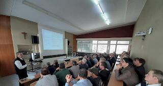 Moritz Schwery (links), Direktor Landwirtschaftszentrum Visp, mit einem R&uuml;ckblick auf die 100-j&auml;hrige Geschichte des Zentrums. 