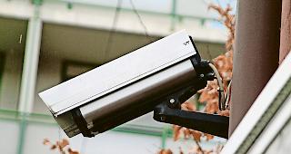 Abfalls&uuml;nder im Visier. Noch bis am 19. Februar kann sich die T&auml;scher Bev&ouml;lkerung zum neuen Videoreglement &auml;ussern. 