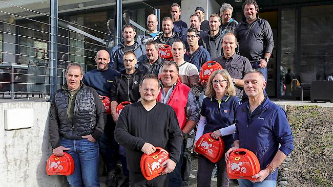 Die Baustellen der Bauunternehmung Ulrich Imboden AG sind künftig mit einem Defibrillator ausgerüstet.