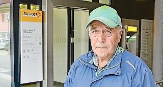 Ren&eacute; Wecker vor der Postfiliale in Susten.