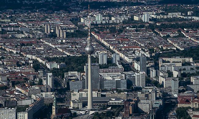 Neben elf grossen Mietshäusern wurden auch zahlreiche Bürogebäude und das Rote Rathaus geschlossen. Die Bombe war bei Bauarbeiten gefunden worden.