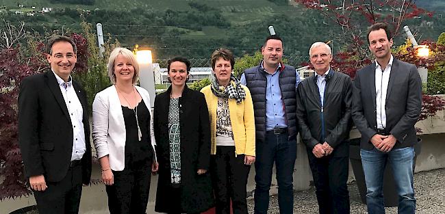 Der ehemaliger Präsident Thomas Egger, France Udressy, Céline Dessimoz, Aurelia Zimmermann, der neuer Präsident Julien Dubuis, Dominique Gaspoz und Direktor Yann Tornare (von links).