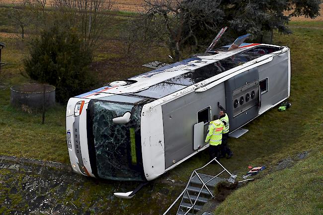 Polizisten stehen am Donnerstag an einem verunglückten Schulbus.