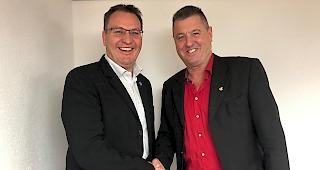 Anton Lauber (rechts) &uuml;bernimmt das Pr&auml;sidentenamt der CSP Bezirk Visp von Konstantin Bumann.