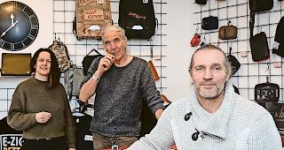 &Uuml;berzeugte Dampfer. Die beiden Shopinhaber Rachel Jossen und Andreas Komposch (vorne) sowie der Gesch&auml;ftsverantwortliche Mathias Bosshard (Mitte) waren fr&uuml;her starke Zigarettenraucher.